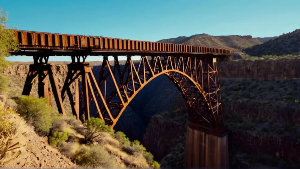 Захоплююча пригода: Екстремали долають каньйон у Мексиці по старому залізничному мосту