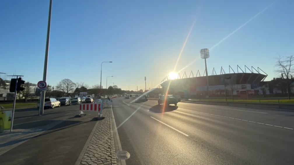 Аварія в Кайзерслаутерні: Сліпуче сонце спричинило ДТП з мотоциклом