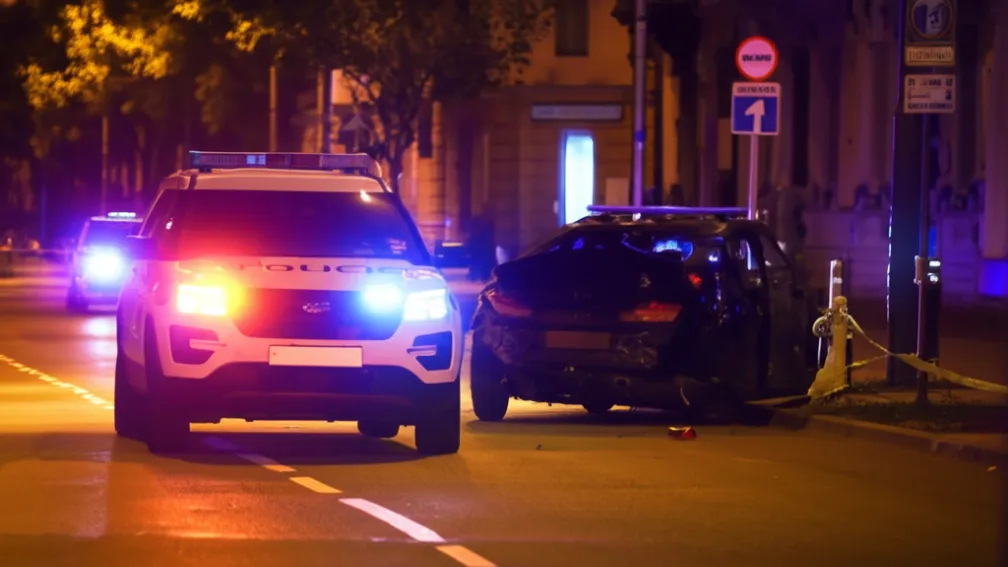 Бремергафен: Підліток (15 років) втікає від поліції на авто