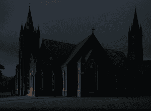 Нічний містерія у Ханау: чому церковні дзвони били без упину?