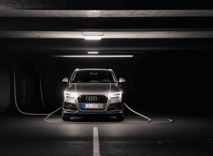 У Штутгарті згорів електромобіль Audi Q4: пожежа у підземному паркінгу спричинила евакуацію будівель