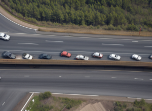 Серйозна ДТП на автобані A27 у Німеччині: Водій Audi протаранив кінець затору, є важкопоранена
