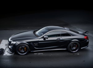 У Німеччині Mercedes-AMG "злетів" з траси та впав на парковку: троє постраждалих, поліція підозрює перегони
