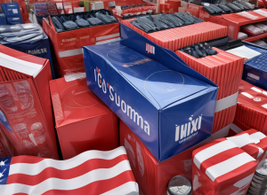 Бізнес на посаді: Дональд Трамп заробляє мільйони на продажі власного мерчу. Чи законно це?