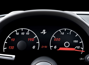 З якого боку бак в авто? Секрет на панелі приладів, який врятує від зайвих рухів на заправці