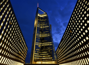 Стабільність вартості грошей: ЄЦБ та ФРС зберігають економічний оптимізм попри геополітику