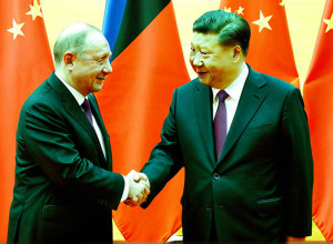 Візит Ларса Клінґбайля до Китаю: СПД і Компартія КНР демонструють єдність на тлі розбіжностей