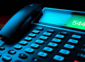 Телефонне шахрайство: Як захистити літніх людей від обману за допомогою небажаних договорів