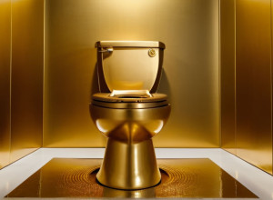 Золотий унітаз як арт-об'єкт виставлений на аукціон Sotheby's за $10 млн