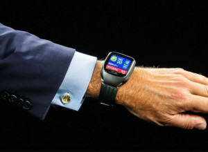 Болсонару пояснює спробу зняти браслет галюцинаціями