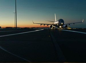 Інцидент безпеки в аеропорту Кельна: Пасажири бігли за літаком по злітно-посадковій смузі