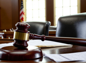 Суд над Рене Бенко: Мільярдер-банкрут відповідає за шахрайство, мати відмовляється свідчити