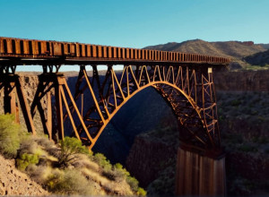 Захоплююча пригода: Екстремали долають каньйон у Мексиці по старому залізничному мосту