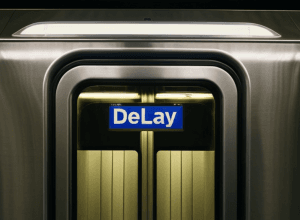 П'яний пасажир заблокував двері метро, спричинивши затримку руху поїзда