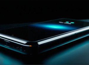 iPhone звільняє бічну кнопку від Siri: iOS 26.2 відкриває доступ для інших асистентів під тиском законів