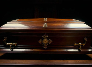 Неймовірне диво: Жінка прокинулася в труні безпосередньо перед кремацією