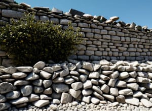 Невідомий водій пошкодив стіну в Санкт-Інберті та втік з місця події