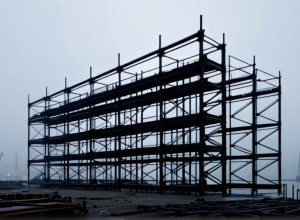 Трагічний Інцидент у Порту Гамбурга: Чоловік Впав з Риштування