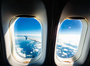 Чому заборонено закривати шторки ілюмінаторів під час зльоту та посадки?