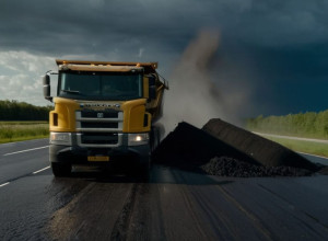 Вантажівка з асфальтом перекинулася: трасу L1107 перекрили на кілька годин