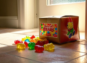 Курйозна крадіжка у Веймарі: замість посилки залишили пачку мармеладних ведмедиків