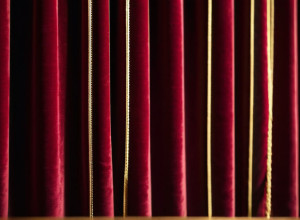 Урсула Карвен тріумфально повернулася на сцену, а її сини представили своїх коханих