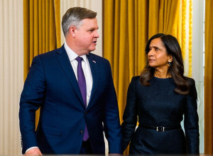 Джей Ді Венс спростовує чутки про подружні проблеми після того, як його дружину помітили без обручки