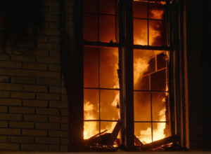 Масштабна пожежа у Хемніці: Чоловік вистрибнув з другого поверху, рятуючись від вогню