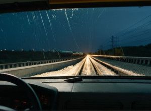 Небезпечний інцидент у Мюнхені: Невідомі кинули бетонну плиту в потяг S-Bahn, 700 пасажирів застрягли