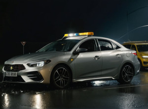 Наслідки серйозної багатоавтомобільної аварії на темній міській вулиці