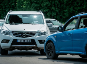 Два автомобілі зіткнулися на перехресті в Москві, одна людина загинула