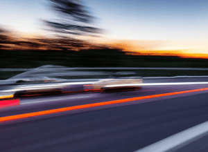 Небезпечна їзда: водійка Mazda створила аварійну ситуацію на B256