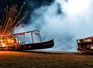 Жах у парку розваг: Жінка та хлопчик у пастці на зламаному каруселі