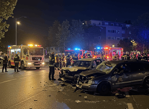 Аварія з перевищенням швидкості в зоні 30 км/год - важко травмовані! Зеваки! Безлад!
