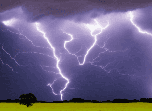 Німецька туристка постраждала від грози: як людина виживає після удару блискавки?