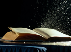 Луїса Рубіалеса закидали яйцями на презентації його книги про «поцілунковий скандал»