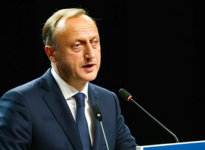 Молодіжна спілка Німеччини закликає канцлера Фрідріха Мерца вжити рішучих заходів проти нового пенсійного пакету, який може створити додаткові витрати в 120 мільярдів євро та лягти важким тягарем на молодих людей, що загрожує урядовою кризою.