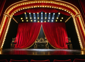 Сара Енгельс цілується на сцені: "Мулен Руж" вызиває обговорення