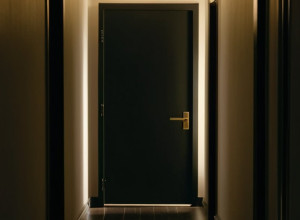 У Вюрцбурзі чоловік (44) напав на 86-річну сусідку, зламавши їй кілька кісток