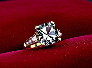 Майлі Сайрус заручена: розкішна діамантова каблучка за 387 000 євро засяяла на червоній доріжці