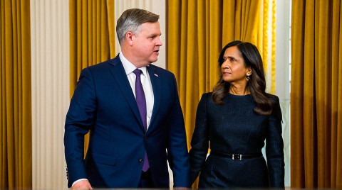 Джей Ді Венс спростовує чутки про подружні проблеми після того, як його дружину помітили без обручки