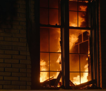 Масштабна пожежа у Хемніці: Чоловік вистрибнув з другого поверху, рятуючись від вогню