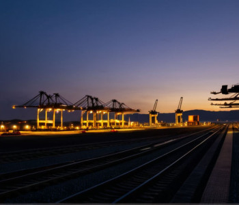 Смертельна аварія на вантажному вокзалі Кельна: Підйомник розчавив 83-річного чоловіка