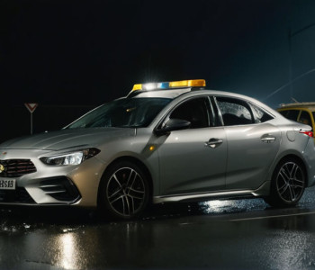 Наслідки серйозної багатоавтомобільної аварії на темній міській вулиці