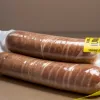 У Німеччині відкликають партію ковбаси через пластик: Загроза задухи!