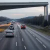 Серйозна ДТП на трасі A2 в Німеччині: легковик потрапив під вантажівку, водій постраждав
