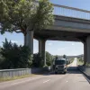 У Дуйсбурзі водій фури потрощив міст та заповідну зону після того, як застряг у глухому куті