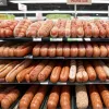 Rewe відкликає партію ковбаси «Ленер» через металеві та пластикові частки: ризик для здоров'я споживачів