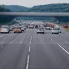 Водій Opel вчинив хаос на трасі A7 у Німеччині: проїхав зустрічною смугою через "рятувальний коридор" після важкої ДТП