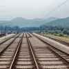 У Німеччині ледь не загинули під потягом: небезпечний перетин колій паралізував залізницю